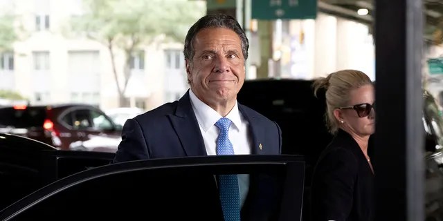 New York Governor Andrew Cuomo arrives to depart in his helicopter after announcing his resignation in Manhattan, New York City, U.S., August 10, 2021. (REUTERS/Caitlin Ochs)