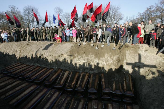 LVIV, UKRAINE: People burry dozens of coffins 25 November 2006 during a day of remembrance for up to 10 million people who starved to death in the great famine of 1932-33, which the authorities want the United Nations to recognise as genocide, in the western city of Zhovkva. Two hundred and seventy bodies, including 61 children, killed by Soviet dictator Joseph Stalin's secret police, were found in a city monastery and buried Nov. 25, 2006.